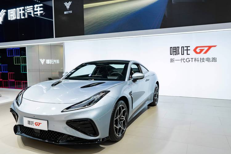 佛山312哪吒汽车在智能汽车领域的表现，领途汽车在新能源汽车市场中的影响力